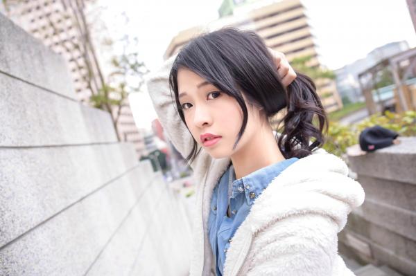    台湾正妹小枫《信义区外拍》街拍写真集：牛仔外套搭配露脐装，黑丝美腿展现都市诱惑风格第74张图片