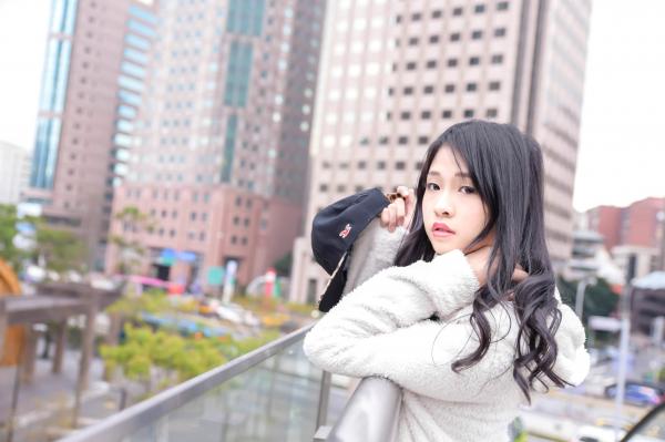    台湾正妹小枫《信义区外拍》街拍写真集：牛仔外套搭配露脐装，黑丝美腿展现都市诱惑风格第83张图片