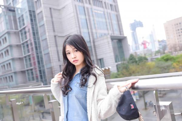    台湾正妹小枫《信义区外拍》街拍写真集：牛仔外套搭配露脐装，黑丝美腿展现都市诱惑风格第85张图片