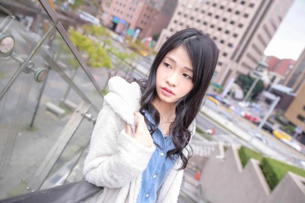    台湾正妹小枫《信义区外拍》街拍写真集：牛仔外套搭配露脐装，黑丝美腿展现都市诱惑风格第88张图片