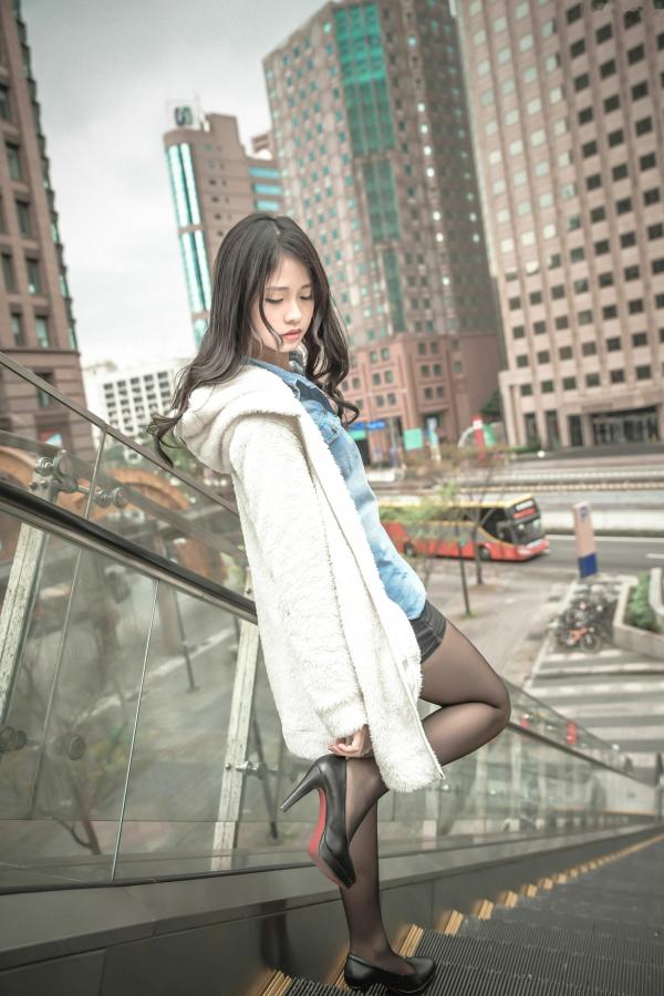   台湾正妹小枫《信义区外拍》街拍写真集：牛仔外套搭配露脐装，黑丝美腿展现都市诱惑风格第91张图片