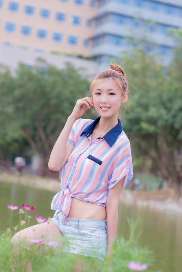    台湾正妹Kila晶晶廖挺伶：清新条纹露脐装搭配热裤街拍，治愈系甜美少女户外写真集第4张图片