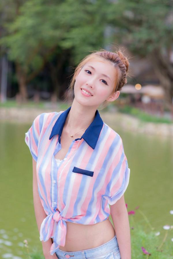    台湾正妹Kila晶晶廖挺伶：清新条纹露脐装搭配热裤街拍，治愈系甜美少女户外写真集第8张图片