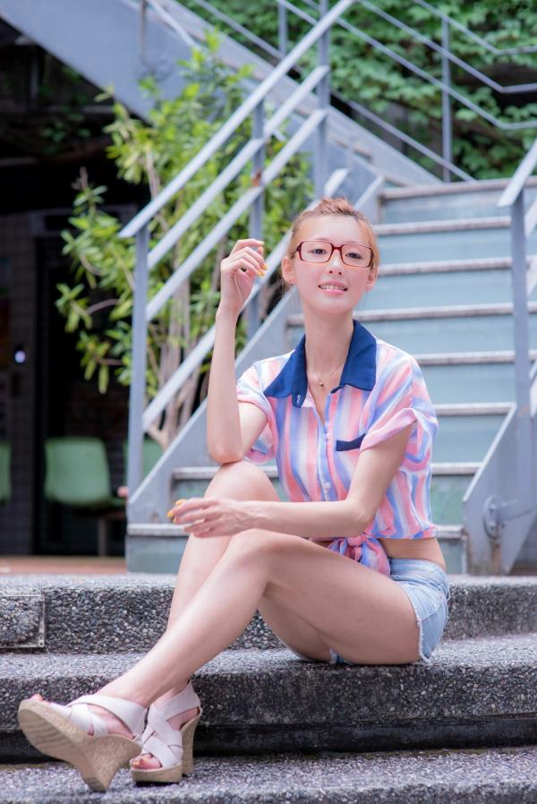    台湾正妹Kila晶晶廖挺伶：清新条纹露脐装搭配热裤街拍，治愈系甜美少女户外写真集第18张图片