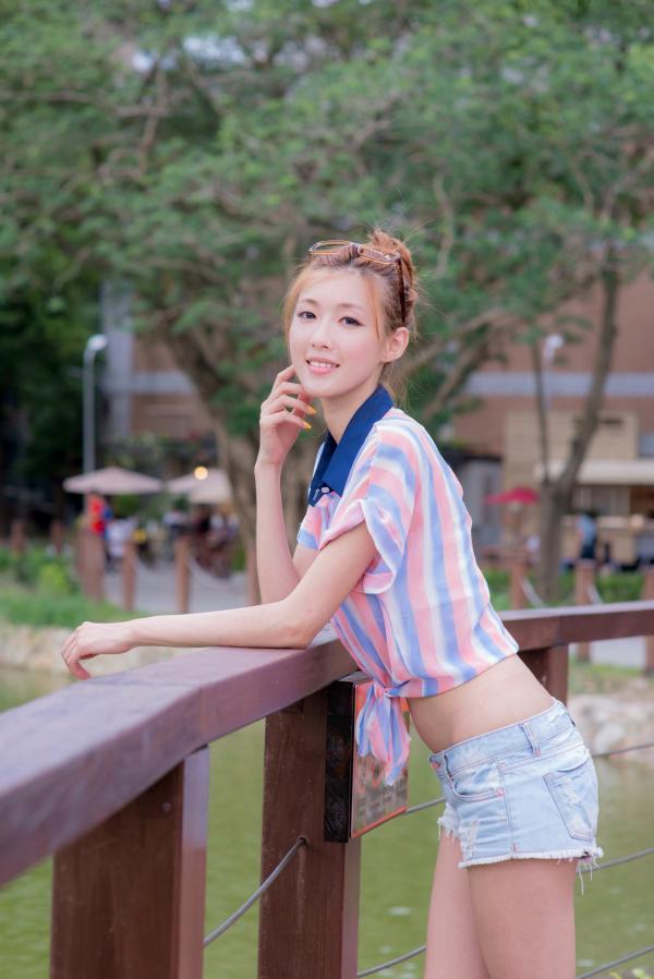    台湾正妹Kila晶晶廖挺伶：清新条纹露脐装搭配热裤街拍，治愈系甜美少女户外写真集第26张图片