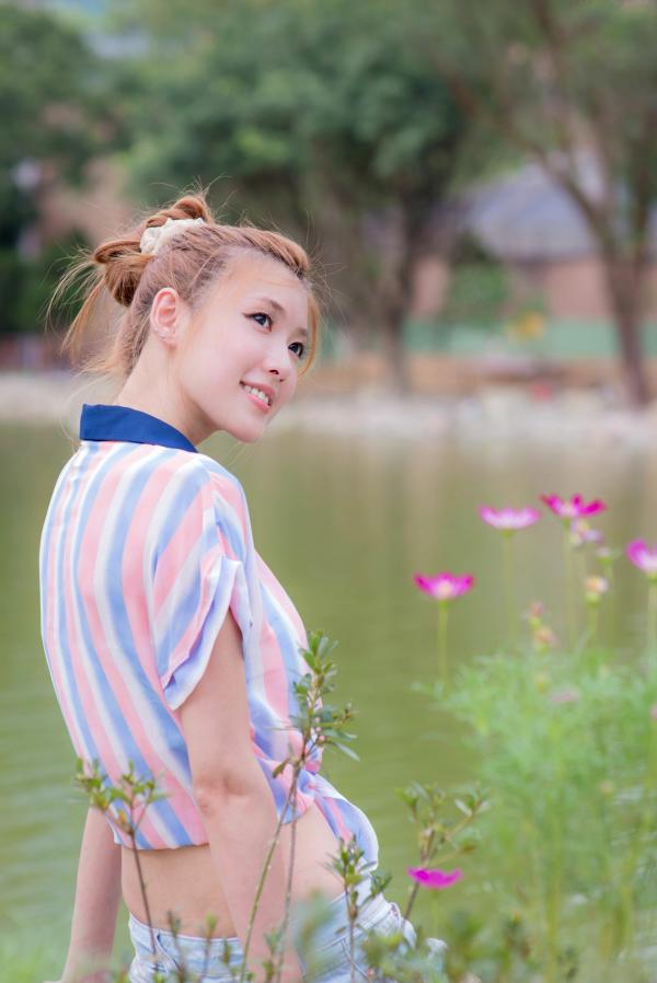    台湾正妹Kila晶晶廖挺伶：清新条纹露脐装搭配热裤街拍，治愈系甜美少女户外写真集第28张图片