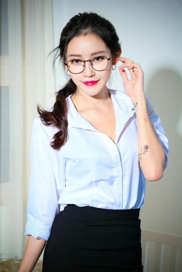    台湾正妹艾葳Avril职场诱惑，性感OL黑丝白衬衫私房写真，知性包臀短裙秀出曼妙美腿第1张图片