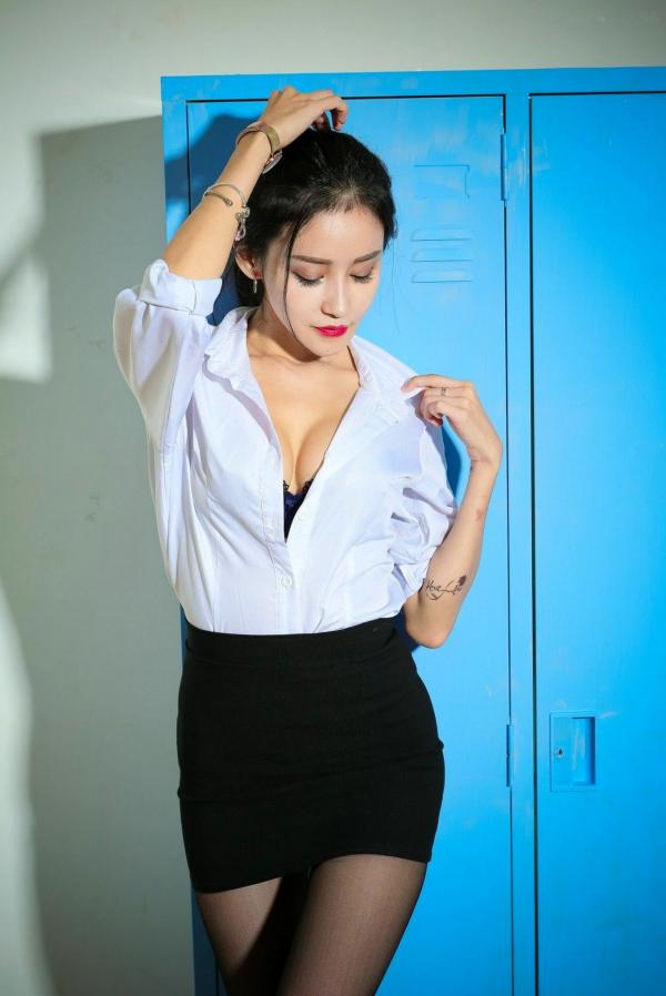    台湾正妹艾葳Avril职场诱惑，性感OL黑丝白衬衫私房写真，知性包臀短裙秀出曼妙美腿第30张图片