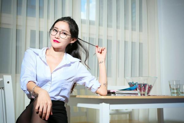    台湾正妹艾葳Avril职场诱惑，性感OL黑丝白衬衫私房写真，知性包臀短裙秀出曼妙美腿第36张图片