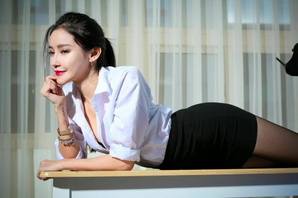    台湾正妹艾葳Avril职场诱惑，性感OL黑丝白衬衫私房写真，知性包臀短裙秀出曼妙美腿第78张图片
