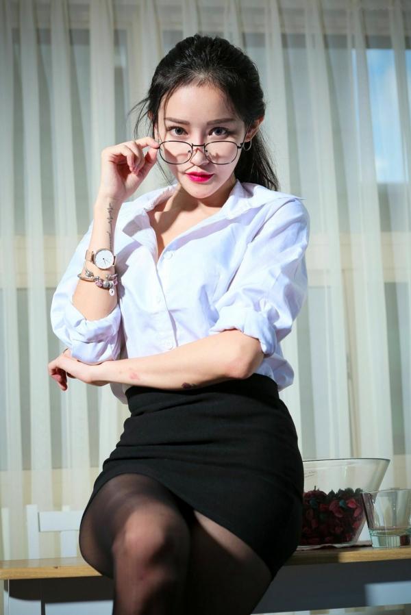   台湾正妹艾葳Avril职场诱惑，性感OL黑丝白衬衫私房写真，知性包臀短裙秀出曼妙美腿第98张图片