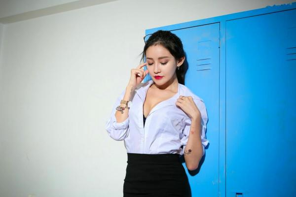    台湾正妹艾葳Avril职场诱惑，性感OL黑丝白衬衫私房写真，知性包臀短裙秀出曼妙美腿第124张图片
