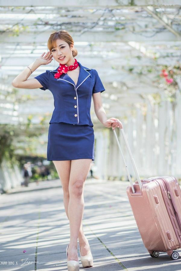    台湾正妹卡卡儿《美丽空姐》制服诱惑写真集，户外航空出行风格，精致妆容配干练装束，展现完美修长身材与迷人气质第2张图片