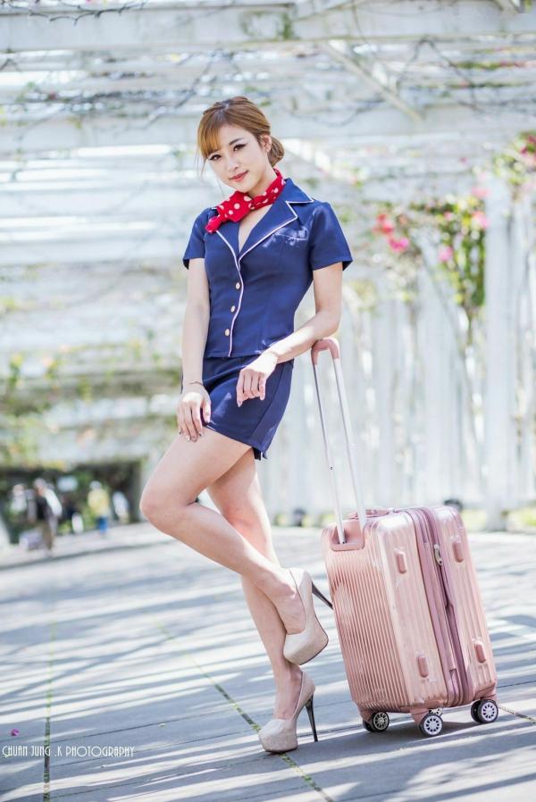    台湾正妹卡卡儿《美丽空姐》制服诱惑写真集，户外航空出行风格，精致妆容配干练装束，展现完美修长身材与迷人气质第3张图片