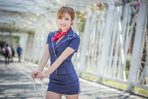    台湾正妹卡卡儿《美丽空姐》制服诱惑写真集，户外航空出行风格，精致妆容配干练装束，展现完美修长身材与迷人气质第5张图片