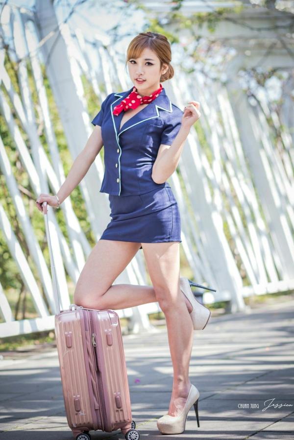    台湾正妹卡卡儿《美丽空姐》制服诱惑写真集，户外航空出行风格，精致妆容配干练装束，展现完美修长身材与迷人气质第6张图片
