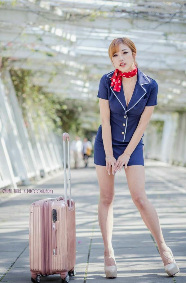    台湾正妹卡卡儿《美丽空姐》制服诱惑写真集，户外航空出行风格，精致妆容配干练装束，展现完美修长身材与迷人气质第7张图片