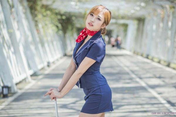   台湾正妹卡卡儿《美丽空姐》制服诱惑写真集，户外航空出行风格，精致妆容配干练装束，展现完美修长身材与迷人气质第8张图片