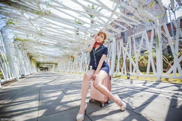    台湾正妹卡卡儿《美丽空姐》制服诱惑写真集，户外航空出行风格，精致妆容配干练装束，展现完美修长身材与迷人气质第13张图片