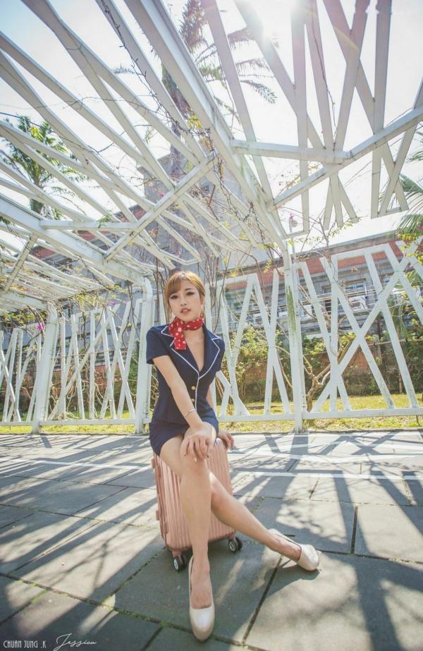    台湾正妹卡卡儿《美丽空姐》制服诱惑写真集，户外航空出行风格，精致妆容配干练装束，展现完美修长身材与迷人气质第14张图片