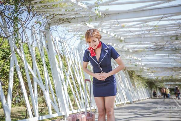    台湾正妹卡卡儿《美丽空姐》制服诱惑写真集，户外航空出行风格，精致妆容配干练装束，展现完美修长身材与迷人气质第18张图片