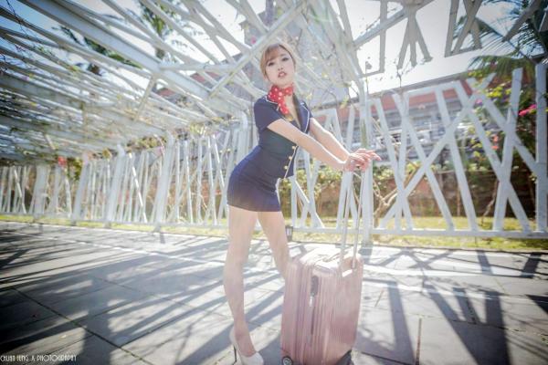    台湾正妹卡卡儿《美丽空姐》制服诱惑写真集，户外航空出行风格，精致妆容配干练装束，展现完美修长身材与迷人气质第19张图片