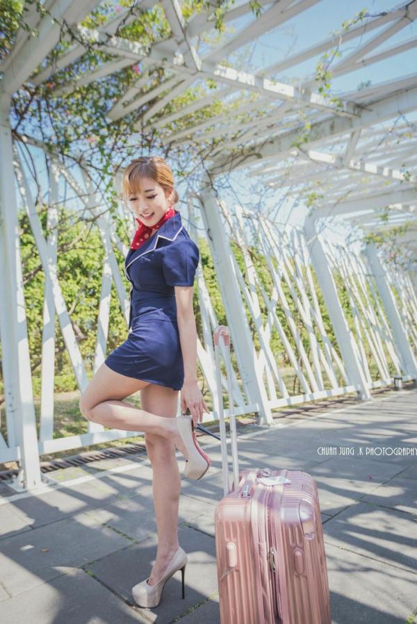    台湾正妹卡卡儿《美丽空姐》制服诱惑写真集，户外航空出行风格，精致妆容配干练装束，展现完美修长身材与迷人气质第28张图片