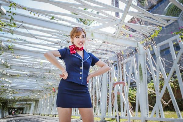    台湾正妹卡卡儿《美丽空姐》制服诱惑写真集，户外航空出行风格，精致妆容配干练装束，展现完美修长身材与迷人气质第29张图片