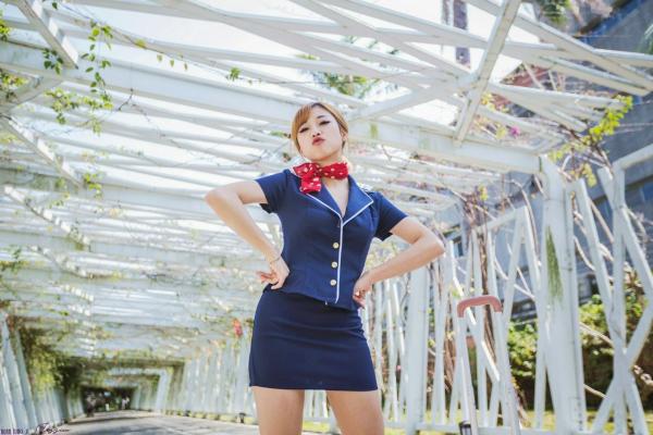    台湾正妹卡卡儿《美丽空姐》制服诱惑写真集，户外航空出行风格，精致妆容配干练装束，展现完美修长身材与迷人气质第30张图片
