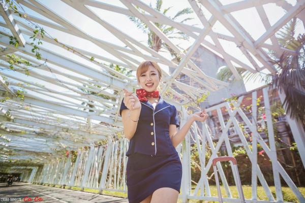    台湾正妹卡卡儿《美丽空姐》制服诱惑写真集，户外航空出行风格，精致妆容配干练装束，展现完美修长身材与迷人气质第34张图片