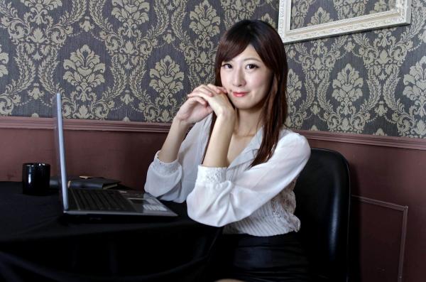    台湾正妹林茉晶《制服诱惑》写真，白衬衫职场套装与学院风百褶裙，尽显修长美腿与知性气质第10张图片