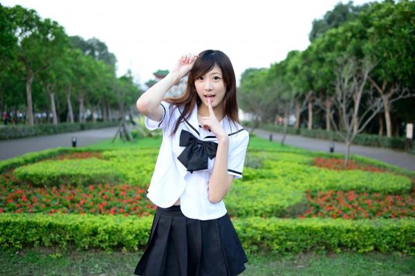    台湾正妹林茉晶《制服诱惑》写真，白衬衫职场套装与学院风百褶裙，尽显修长美腿与知性气质第32张图片