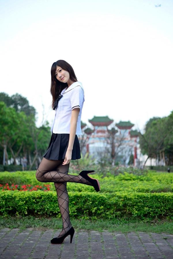    台湾正妹林茉晶《制服诱惑》写真，白衬衫职场套装与学院风百褶裙，尽显修长美腿与知性气质第37张图片