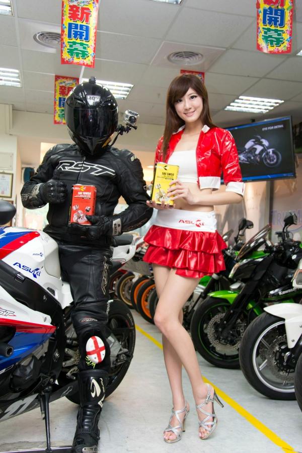    台湾正妹林茉晶《制服诱惑》写真，白衬衫职场套装与学院风百褶裙，尽显修长美腿与知性气质第51张图片