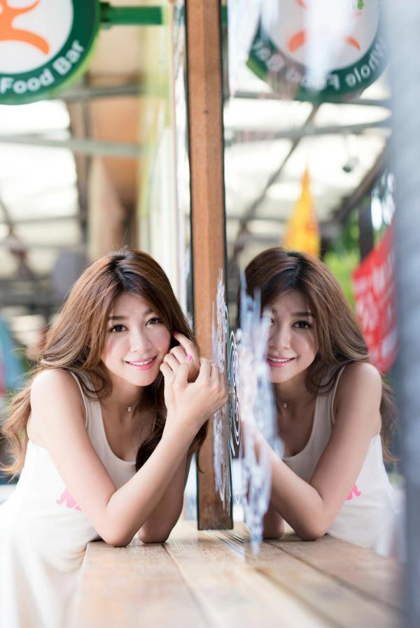    台湾正妹简嘉莹（小紫）台大校园外拍写真，文艺清新、优雅白裙女神展现校园唯美气质 [49P]第7张图片