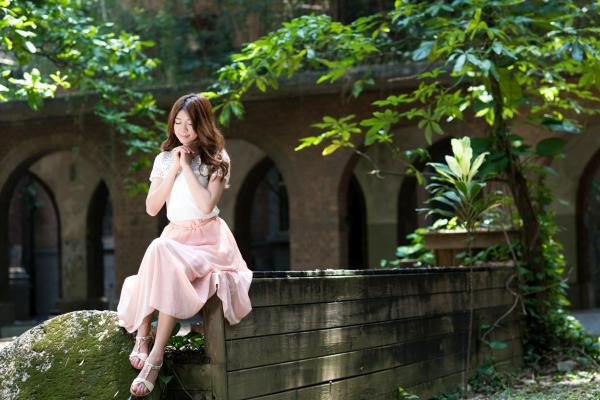    台湾正妹简嘉莹（小紫）台大校园外拍写真，文艺清新、优雅白裙女神展现校园唯美气质 [49P]第16张图片