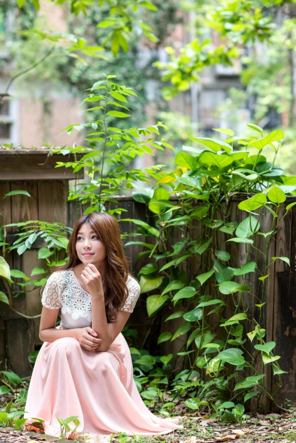    台湾正妹简嘉莹（小紫）台大校园外拍写真，文艺清新、优雅白裙女神展现校园唯美气质 [49P]第20张图片