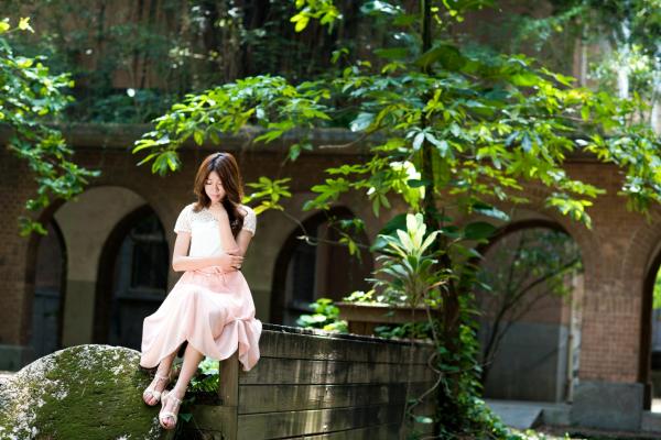    台湾正妹简嘉莹（小紫）台大校园外拍写真，文艺清新、优雅白裙女神展现校园唯美气质 [49P]第38张图片
