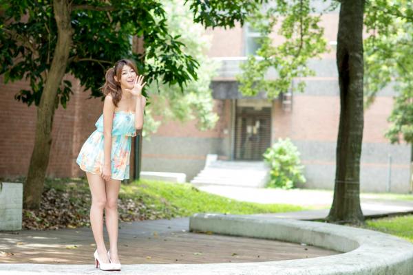    台湾正妹简嘉莹（小紫）台大校园外拍写真，文艺清新、优雅白裙女神展现校园唯美气质 [49P]第42张图片