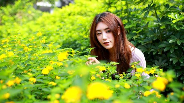    台湾正妹Miso夏晴户外街拍写真，身穿修身红裙尽显曼妙身姿，气质优雅清新，女神范儿十足[51P]第2张图片