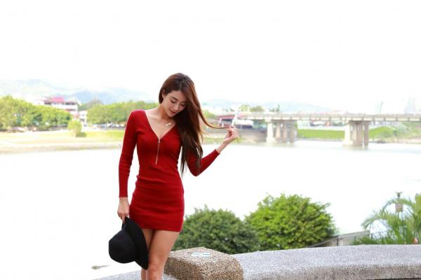    台湾正妹Miso夏晴户外街拍写真，身穿修身红裙尽显曼妙身姿，气质优雅清新，女神范儿十足[51P]第4张图片