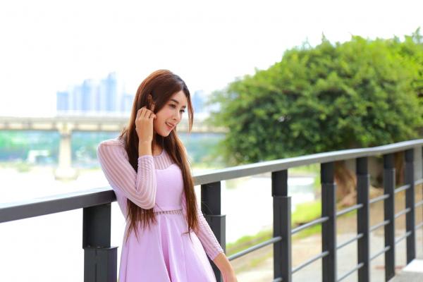    台湾正妹Miso夏晴户外街拍写真，身穿修身红裙尽显曼妙身姿，气质优雅清新，女神范儿十足[51P]第5张图片