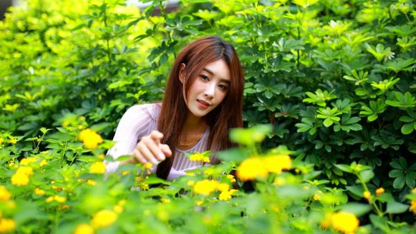   台湾正妹Miso夏晴户外街拍写真，身穿修身红裙尽显曼妙身姿，气质优雅清新，女神范儿十足[51P]第6张图片