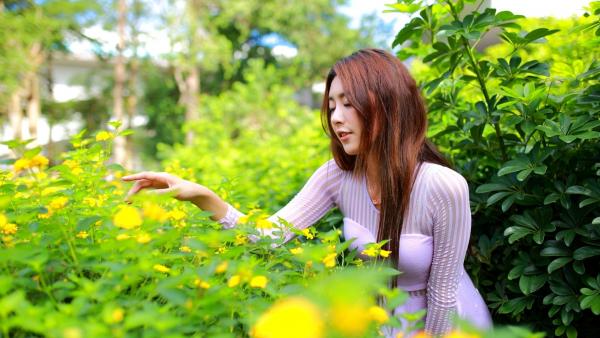    台湾正妹Miso夏晴户外街拍写真，身穿修身红裙尽显曼妙身姿，气质优雅清新，女神范儿十足[51P]第7张图片
