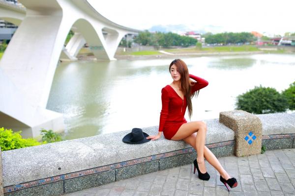    台湾正妹Miso夏晴户外街拍写真，身穿修身红裙尽显曼妙身姿，气质优雅清新，女神范儿十足[51P]第12张图片