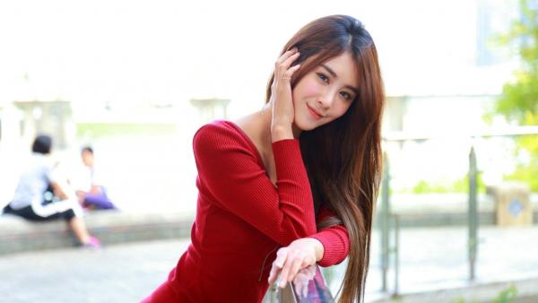    台湾正妹Miso夏晴户外街拍写真，身穿修身红裙尽显曼妙身姿，气质优雅清新，女神范儿十足[51P]第14张图片