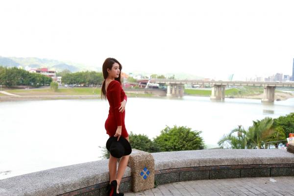    台湾正妹Miso夏晴户外街拍写真，身穿修身红裙尽显曼妙身姿，气质优雅清新，女神范儿十足[51P]第16张图片