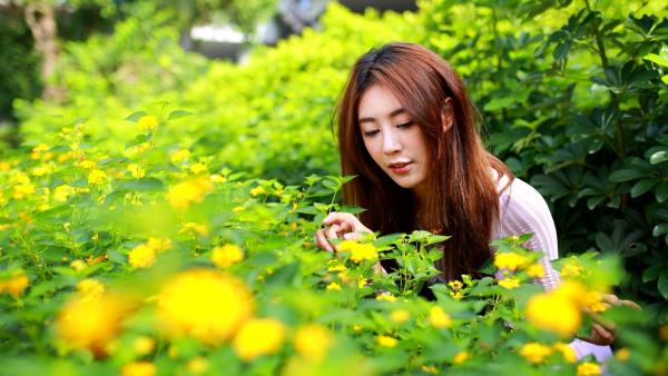    台湾正妹Miso夏晴户外街拍写真，身穿修身红裙尽显曼妙身姿，气质优雅清新，女神范儿十足[51P]第25张图片