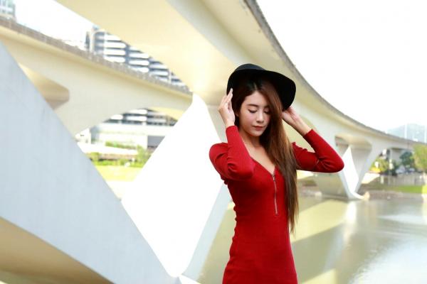    台湾正妹Miso夏晴户外街拍写真，身穿修身红裙尽显曼妙身姿，气质优雅清新，女神范儿十足[51P]第28张图片