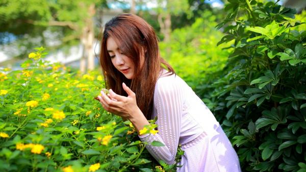    台湾正妹Miso夏晴户外街拍写真，身穿修身红裙尽显曼妙身姿，气质优雅清新，女神范儿十足[51P]第31张图片